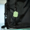 Silikonowe etui z karabińczykiem Bizon Case Headphone Silicone do AirPods 4, jasnozielone